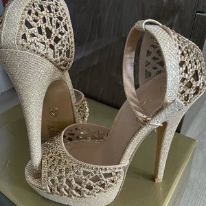 Thalia Sodi gold heels